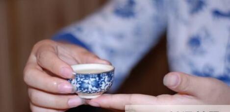 女士喝茶的手勢(shì)，女人正確喝茶手勢(shì)姿勢(shì)圖