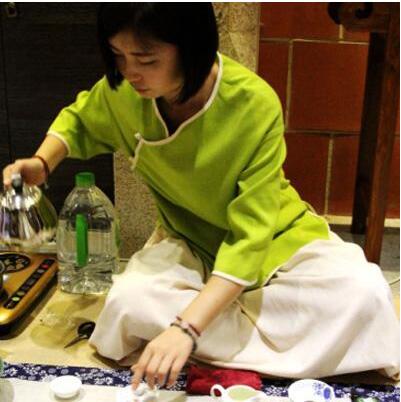 女士喝茶的手勢(shì)，女人正確喝茶手勢(shì)姿勢(shì)圖