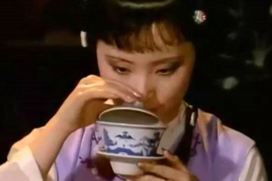 女士喝茶優(yōu)雅姿勢，女士正確喝茶姿勢禮儀