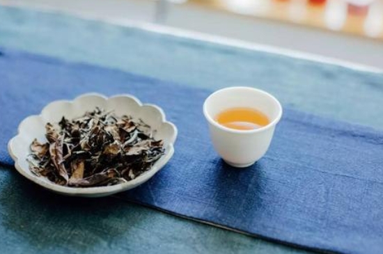 福鼎白茶能長(zhǎng)時(shí)間悶泡嗎，老白茶可以悶著喝嗎？