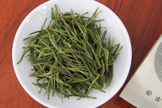 安吉白茶冷藏好還是冷凍好？這個(gè)需要根據(jù)存放時(shí)間來(lái)選擇