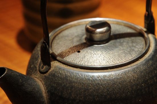 日本鐵壺怎么開(kāi)壺，新鐵壺開(kāi)壺方法