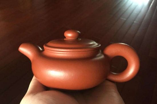 朱泥<a href=http://m.zzniy.com/chaju/zisha/ target=_blank class=infotextkey>紫砂壺如何開壺</a>，朱泥壺日常泡茶養(yǎng)護(hù)