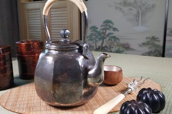 銀壺泡茶后為什么會(huì)變黑，銀壺內(nèi)膽發(fā)黑怎么辦