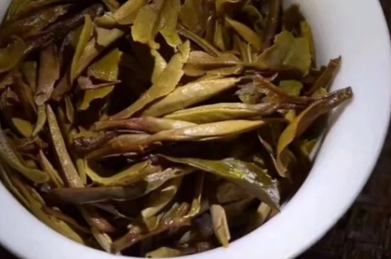 老白茶上火還是去火？夏季喝煮的老白茶會(huì)容易上火！