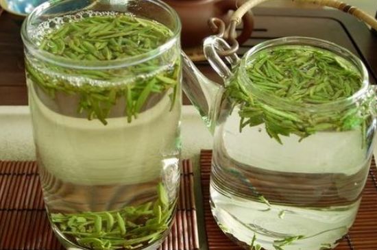 竹葉青和雀舌哪個(gè)貴，竹葉<a href=http://m.zzniy.com/fenlei/wulongcha/ target=_blank class=infotextkey>青茶</a>貴嗎？