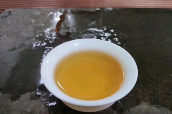 新舊白茶怎么區(qū)分，怎么分辨白茶是新還是舊