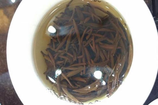 女人喝金駿眉的好處和壞處，女性喝金駿眉可減肥養(yǎng)顏