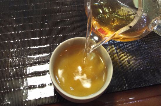 女人喝金駿眉的好處和壞處，女性喝金駿眉可減肥養(yǎng)顏