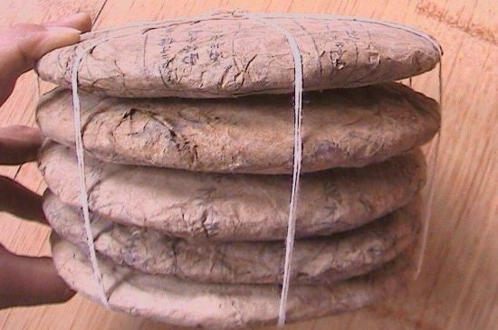 茯磚茶與普洱茶哪個(gè)好，茯茶和普洱茶口味區(qū)別